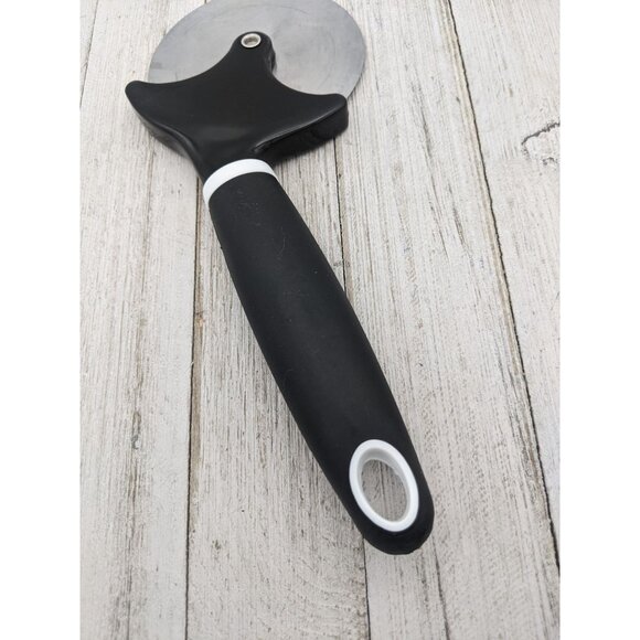 Betty Crocker Pizza Cutter Slicer 3 1/2" Wheel Stainless Steel Soft Grip Handle - Picture 6 of 7
